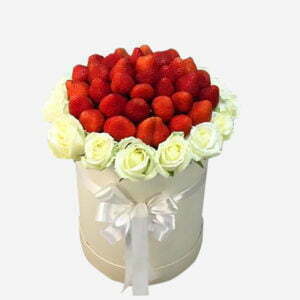 Букет в шляпной коробке с белыми розами и клубникой