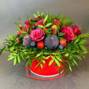 Букет в шляпной коробке с клубникой розами и инжиром