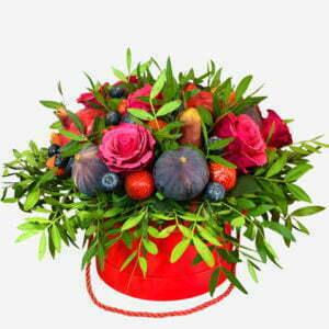 Букет в шляпной коробке с клубникой розами и инжиром